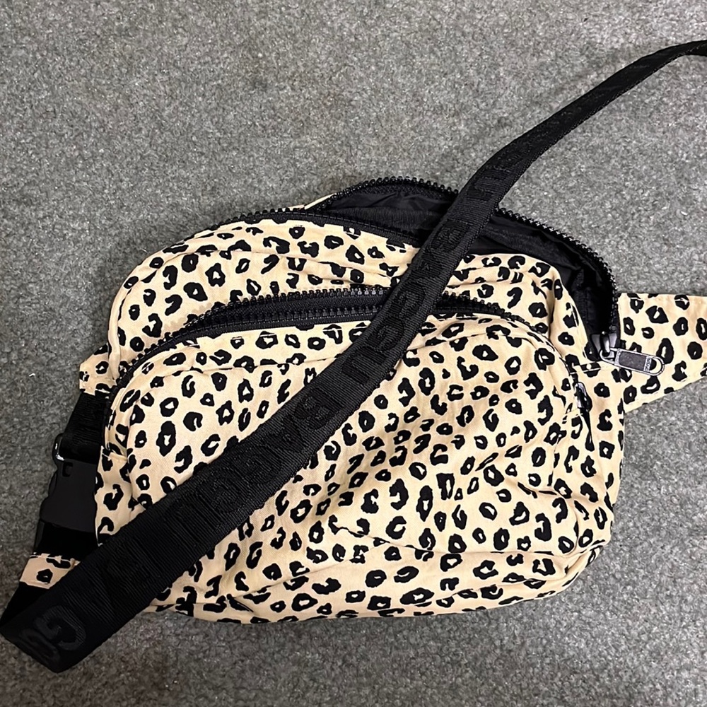 Baggu Double Zip Fanny Pack Crossbody Leopard Cream/Black Color Rare Sold Out